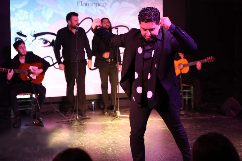 Uno de los bailaores de flamenco de Los Canasteros