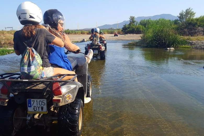 Conduciendo el quad por el río Guadalhorce
