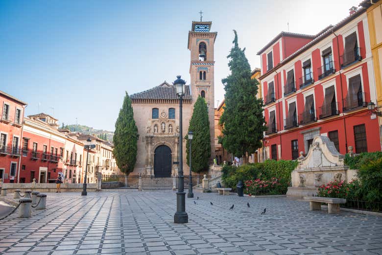 Una de las plazas del Albaicín de Granada