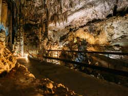 Pasarela en la cueva de Nerja