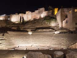 Teatro iluminado por la noche