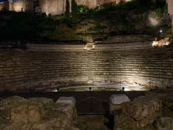 Teatro romano al anochecer