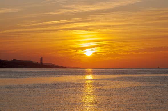 Paseo en catamarán al atardecer con música